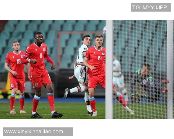 足球明星在赛场上挥舞双手展现激情与力量的瞬间描写