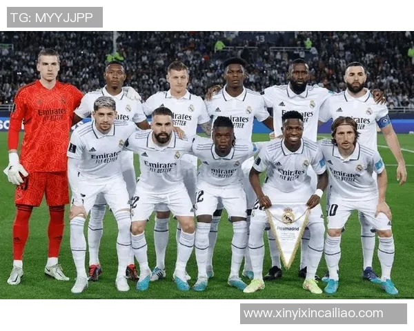 皇马足球明星在红毯上的优雅正装展现足球与时尚的完美结合